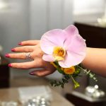 مچبند گل ارکیده صورتی برای عروس با طراحی رمانتیک و طبیعی