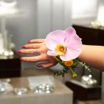 مچبند عروس با ارکیده صورتی و طراحی ظریف برای مراسم ازدواج