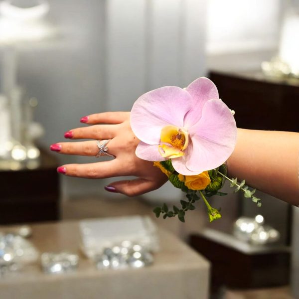 مچبند عروس با ارکیده صورتی و طراحی ظریف برای مراسم ازدواج