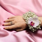 دستبند ظریف ارکیده عروس؛ نمادی از عشق و زیبایی در روزی خاص