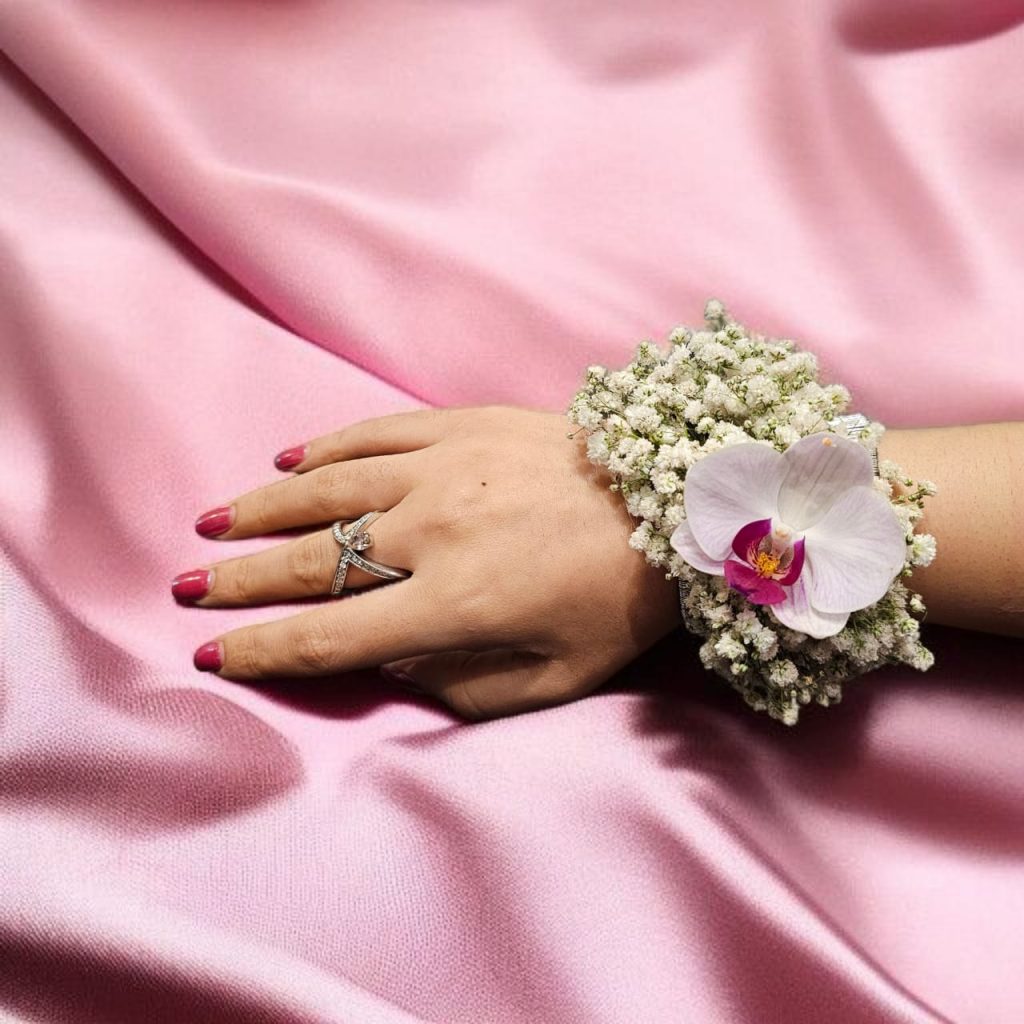 دستبند ظریف ارکیده عروس؛ لطافت گل‌ها در کنار ظرافت طراحی