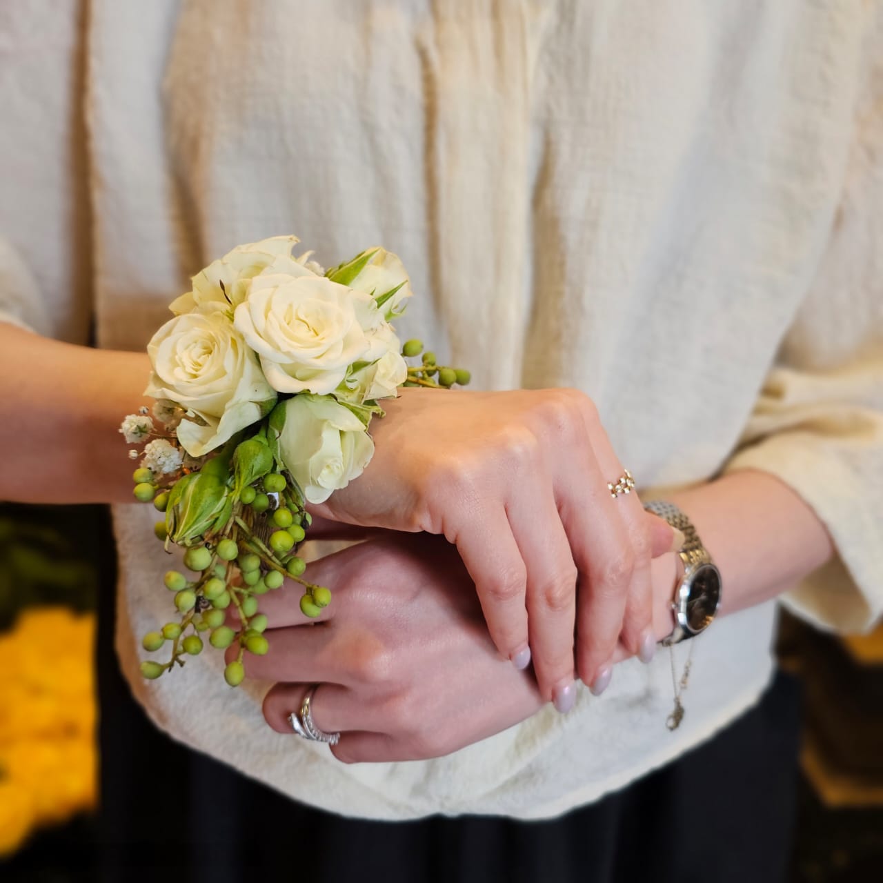 مچبند رز مینیاتوری سفید کد 6407 مچبند رز مینیاتوری سفید؛ نماد لطافت و عشق پاک