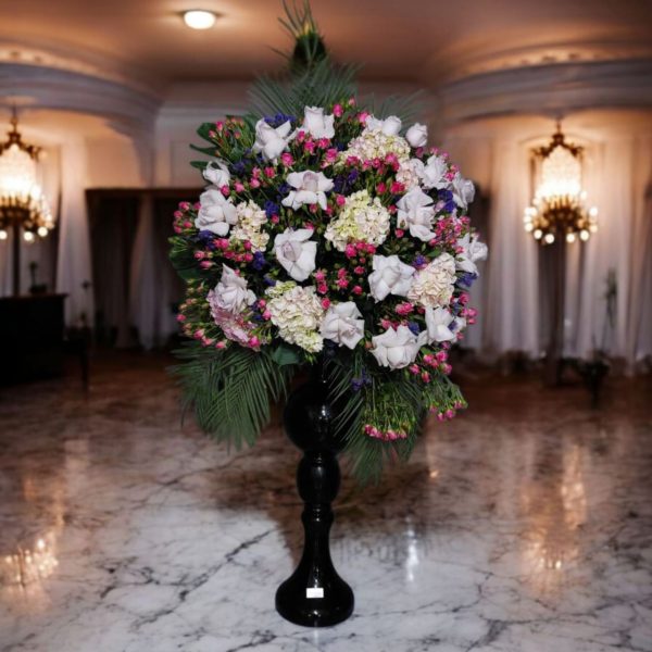 جام گل رز و هورتانزیا با گل‌های تازه و چیدمان خاص برای دکوراسیون لوکس