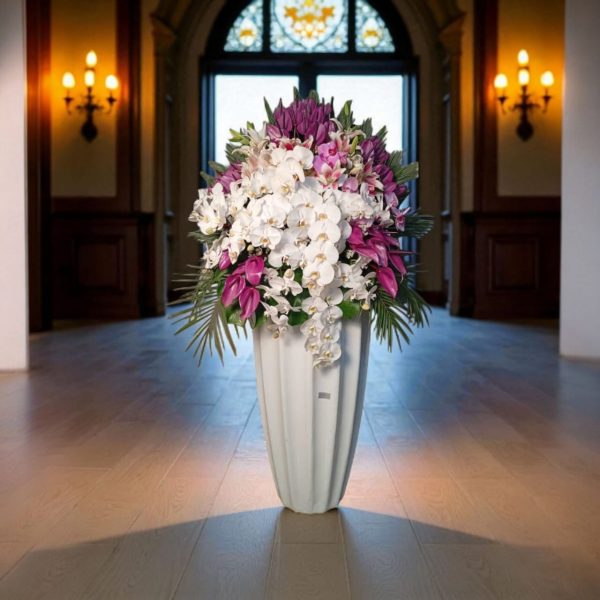 پایه‌ای سبک و مقاوم با گل‌های بنفش، مناسب مراسم‌های رسمی و دکورهای لاکچری.