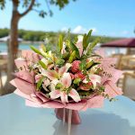 💐 عنوان ۲: دسته گل لیلیوم سفید و صورتی؛ هدیه‌ای از جنس احساس و طراوت