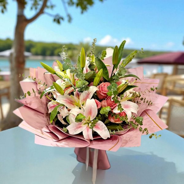 💐 عنوان ۲: دسته گل لیلیوم سفید و صورتی؛ هدیه‌ای از جنس احساس و طراوت