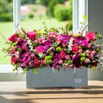 باکس گل تم بنفش با گل‌های رز و لیسیانتوس