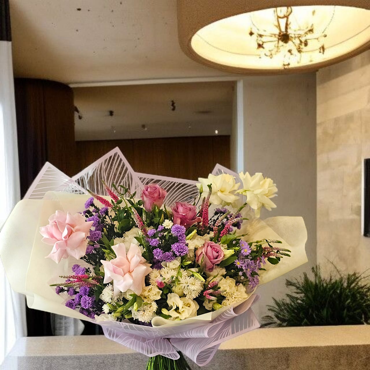 دسته گل یک طرفه بهاری کد 6414-1 ترکیبی از گلهای فصلی با چیدمان یکطرفه، مناسب برای هدیههای خاص و دکورهای بهاری.