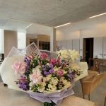 دسته‌ای هنری از گل‌های بهاری با چیدمان یک‌طرفه، مناسب برای هدیه و دکورهای فصلی.