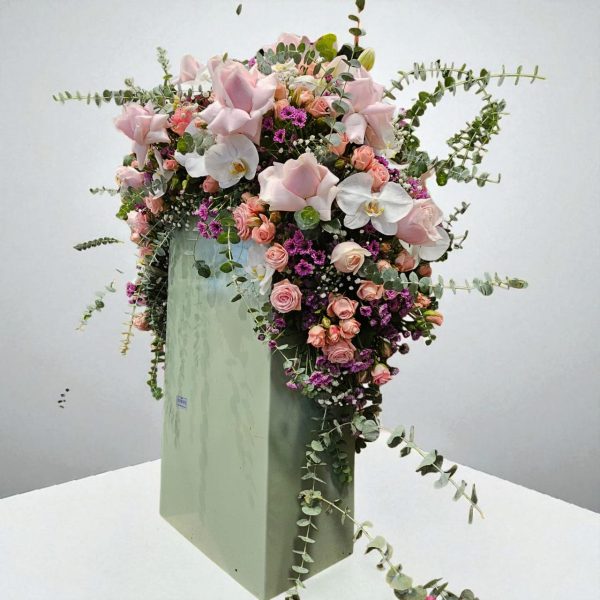 باکس گل سبز مینت با فرم کتابی، مناسب برای هدیه‌ای خاص و متفاوت از گلفروشی فلورنس