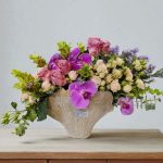 گلدان سفالی پتینه‌دار با گل‌های بهاری، مناسب برای تزئین فضاهای مینیمال و کلاسیک