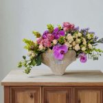 گلدان سفالی پتینه با گل بهاری؛ ترکیبی از هنر سنتی و طراوت طبیعت