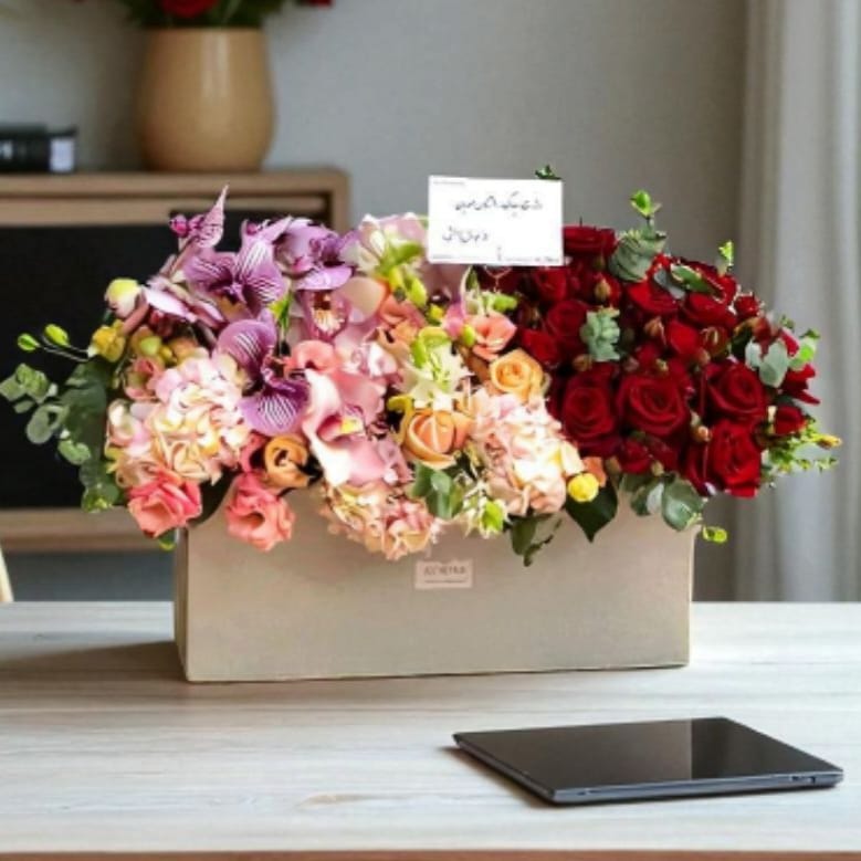 باکس گل با دیزاین رنگی تکه ای کد 6419 باکس گل با دیزاین رنگی تکهای؛ هدیهای متفاوت با چیدمان رنگارنگ و خاص