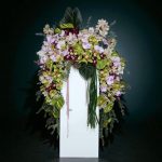 استند گل ارکیده سیمبیدیوم سبز و کرم مناسب فضاهای خاص و لاکچری