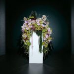 استند ارکیده سیمبیدیوم سبز و کرم با طراحی لوکس و گل‌های طبیعی