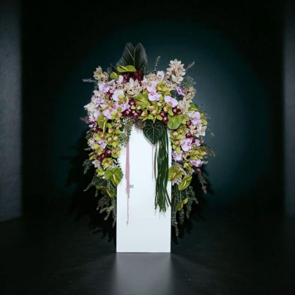 استند ارکیده سیمبیدیوم سبز و کرم با طراحی لوکس و گل‌های طبیعی