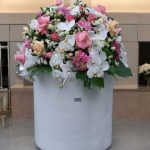 استوانه فایبرگلاس بهاری فلورانس با گل‌های طبیعی و رنگ‌های شاد