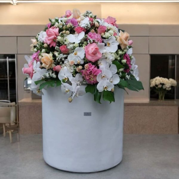 استوانه فایبرگلاس بهاری فلورانس با گل‌آرایی رنگارنگ و طراحی مدرن