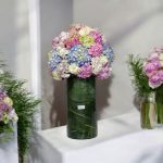 استوانه بلور هورتانزیا با گل‌های طبیعی صورتی و طراحی شفاف