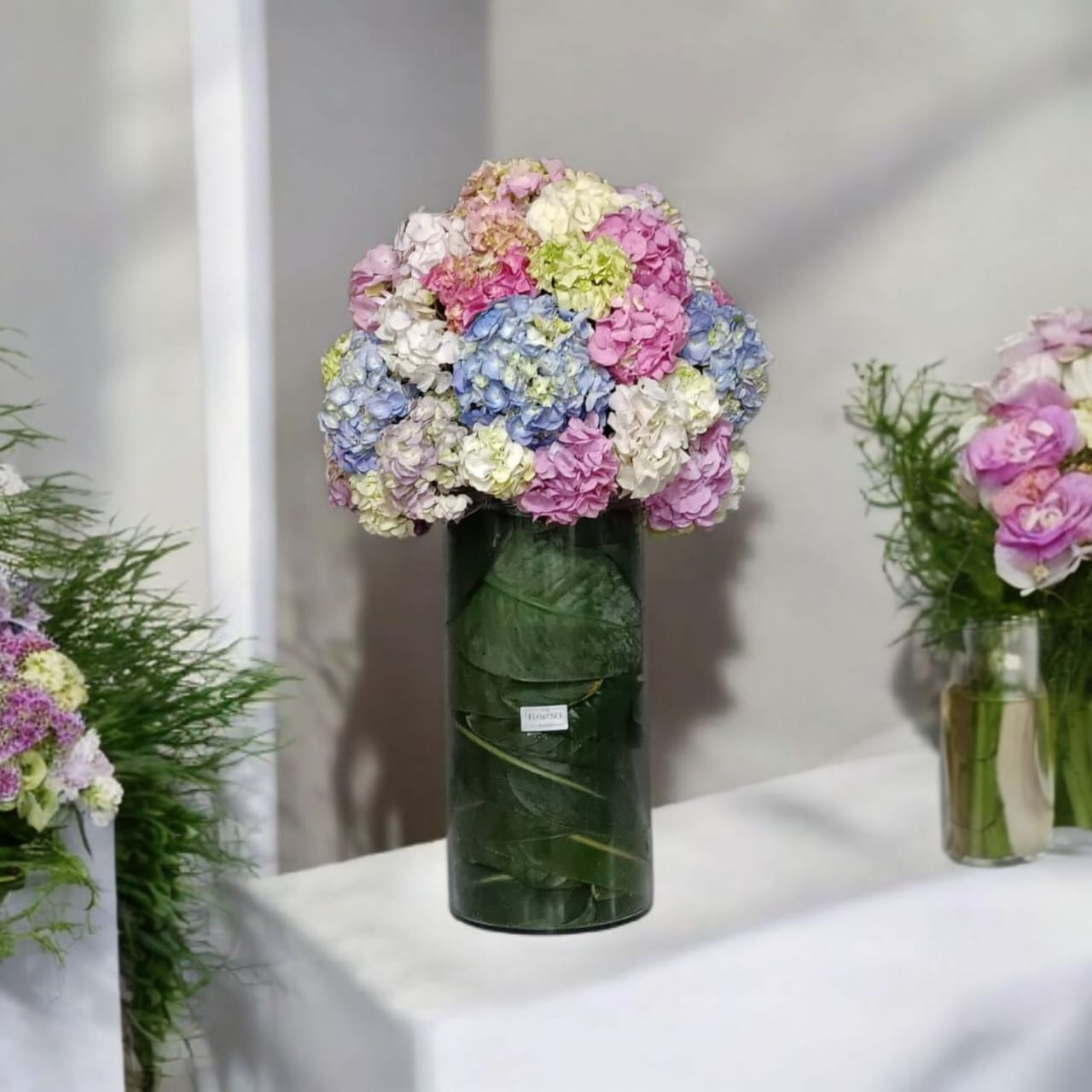 استوانه بلور هورتانزیا کد 6425 استوانه بلور هورتانزیا با گلهای طبیعی صورتی و طراحی شفاف