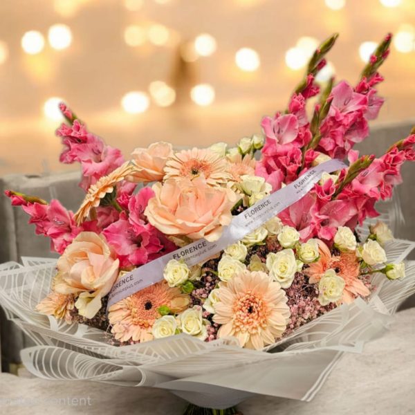 دسته گل تم گلبهی با طراحی هنری و رنگ‌های ملایم