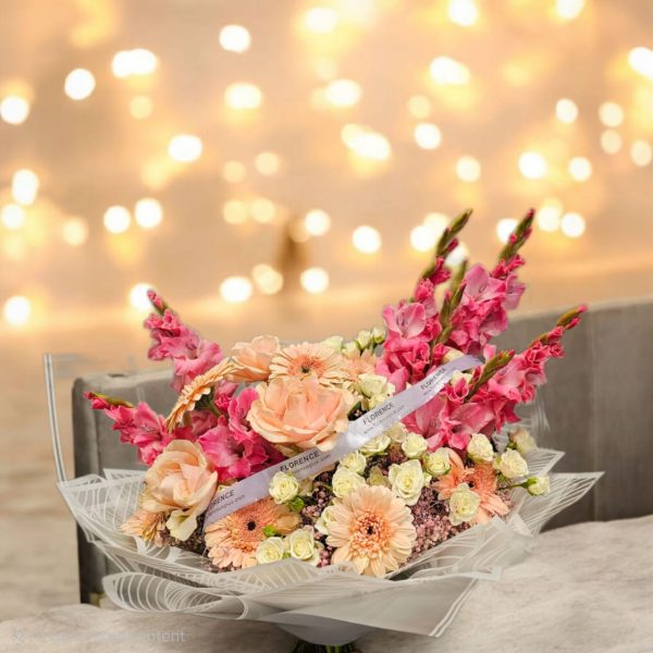 دسته گل تم گلبهی با گل‌های طبیعی و چیدمان عاشقانه