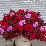 باکس گل زرشکی رومیزی با طراحی مینیمال و گل‌های طبیعی با دوام