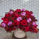 باکس گل زرشکی رومیزی با گل‌آرایی شیک و رنگ‌های عمیق و احساسی