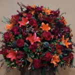 پایه گل پاییزی لیلیوم فایبرگلس با ترکیب رنگ‌های نارنجی، زرد و سفید