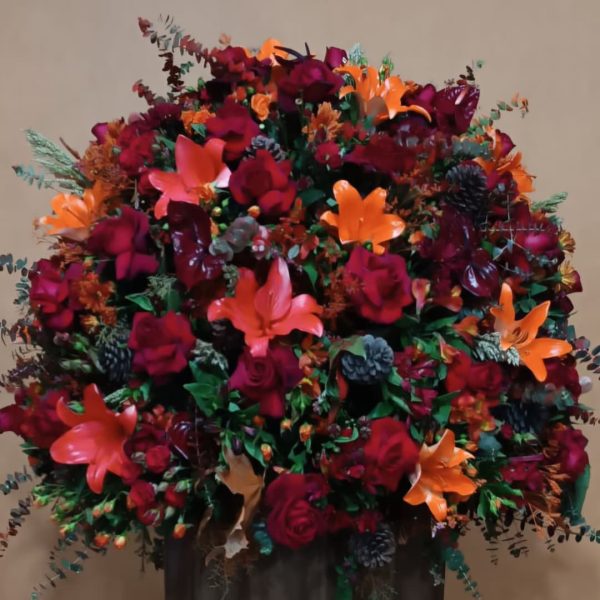 پایه گل پاییزی لیلیوم فایبرگلس با ترکیب رنگ‌های نارنجی، زرد و سفید