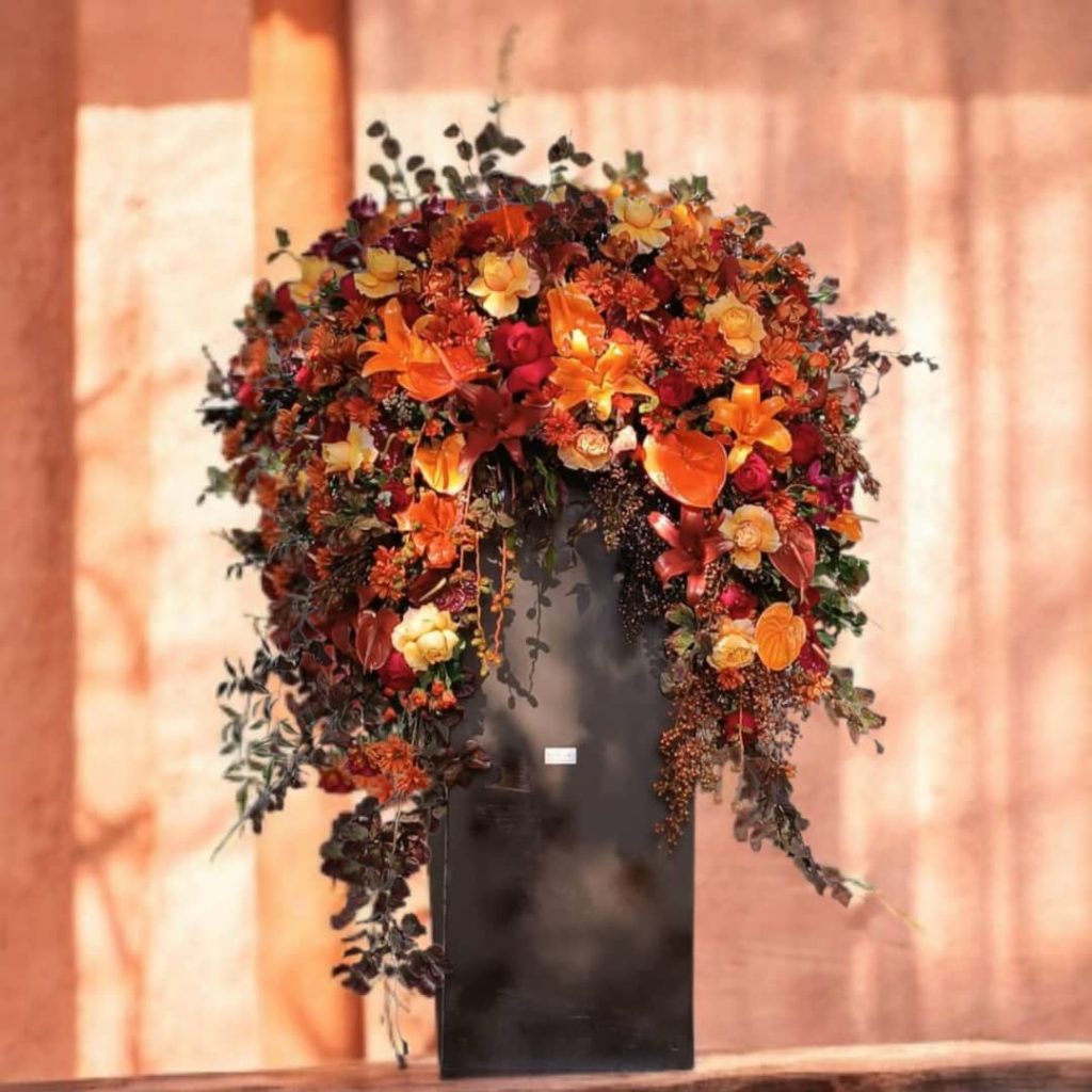 باکس گل با رنگ‌های گرم پاییزی و قهوه‌ای شکلاتی، مناسب برای هدیه‌ای خاص و فصلی