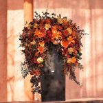 باکس گل با رنگ‌های گرم پاییزی و قهوه‌ای شکلاتی، مناسب برای هدیه‌ای خاص و فصلی