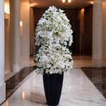 پایه گل دو تیکه لاکچری سفید مناسب دکوراسیون مراسم و جشن‌ها