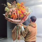 دسته گل غول پیکر رز و ارکیده سیمبیدیم خران مناسب جشن‌ها و هدیه عاشقانه