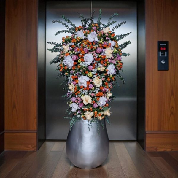 استند گل ترکیبی پاییزی با رنگ‌های گرم و برگ‌های فصلی