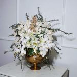 گلدان توپی بلور با گل تم سفید مناسب هدیه و دکوراسیون