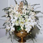 گلدان توپی بلور با گل تم سفید شیک و مدرن