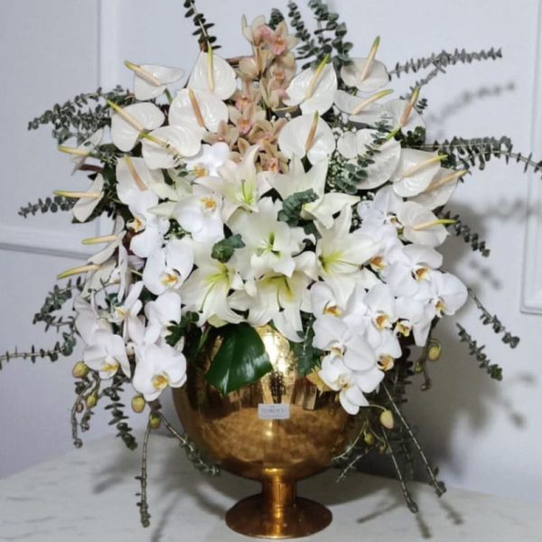 گلدان توپی بلور با گل تم سفید شیک و مدرن