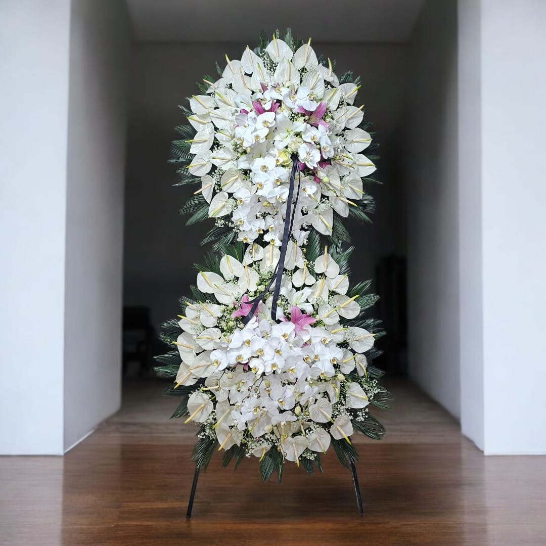 تاج گل دو تیکه سفید با لیلیوم صورتی کد 6446 تاج گل دو تیکه سفید با لیلیوم صورتی لوکس