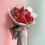 دسته گل رز ترکیبی با کاغذ آرایی طوسی شیک و مدرن