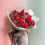 دسته گل رز ترکیبی با کاغذ آرایی طوسی لوکس و رمانتیک