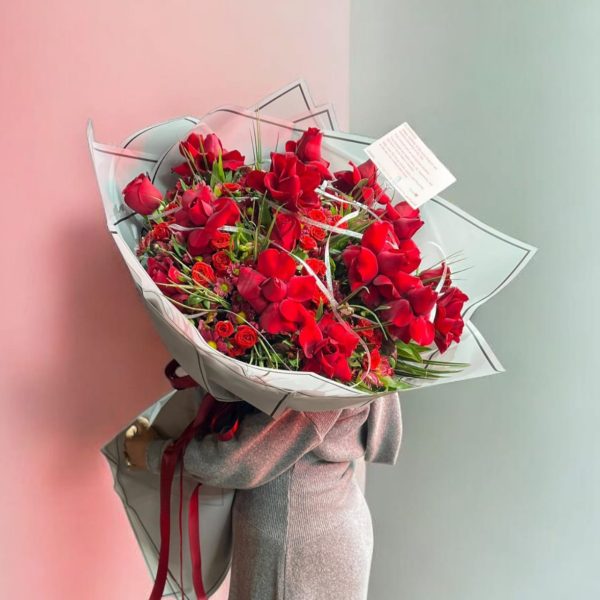 دسته گل رز ترکیبی با کاغذ آرایی طوسی لوکس و رمانتیک