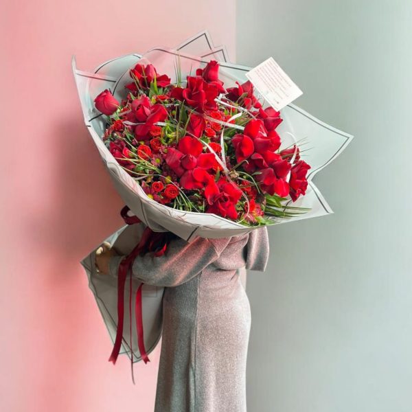 دسته گل رز ترکیبی با کاغذ آرایی طوسی شیک و مدرن