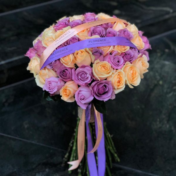 دسته گل رز یاسی و هلویی لوکس با طراحی رمانتیک