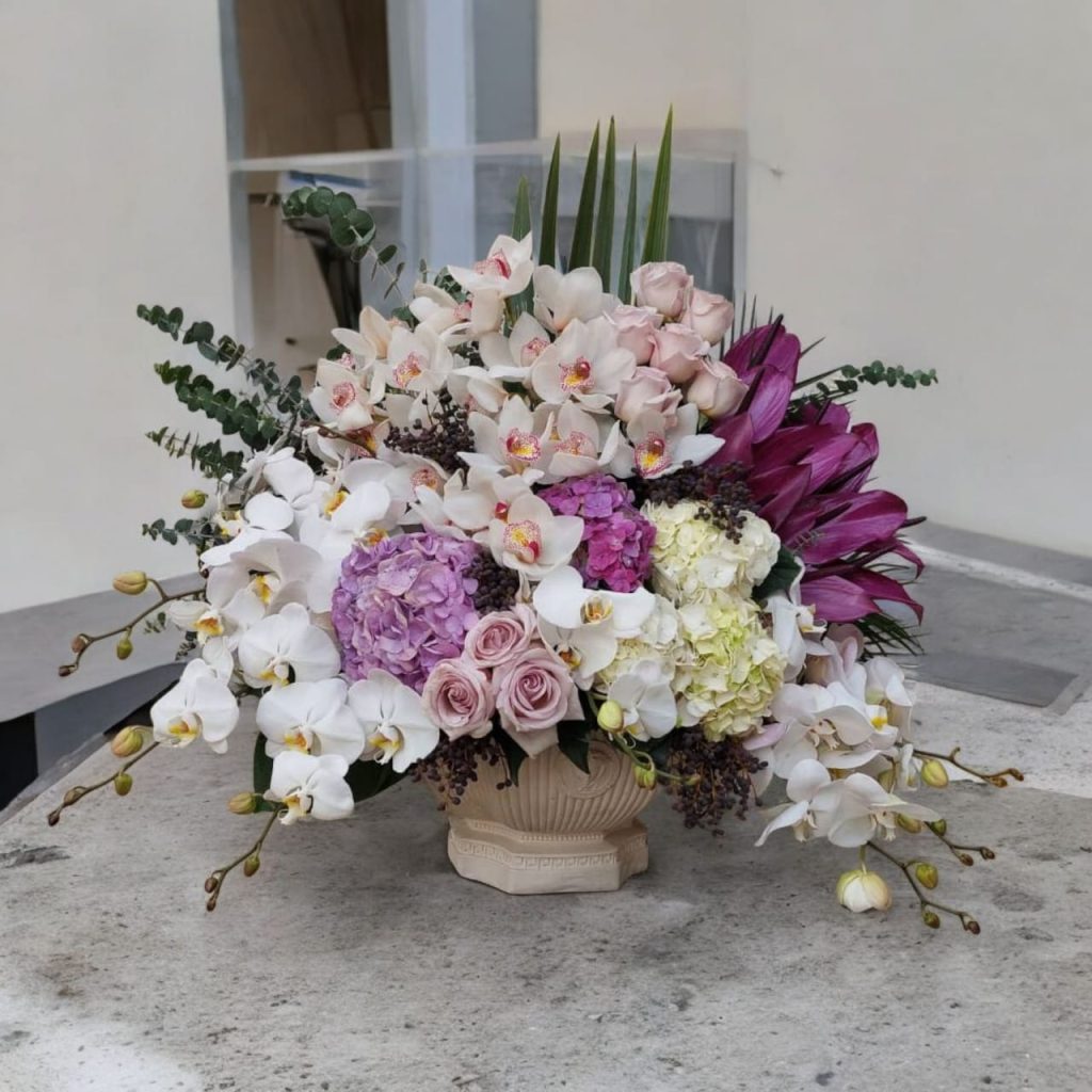 سبد گل رزین فلورانس دست‌ساز با طراحی ظریف و مناسب برای دکوراسیون لوکس.