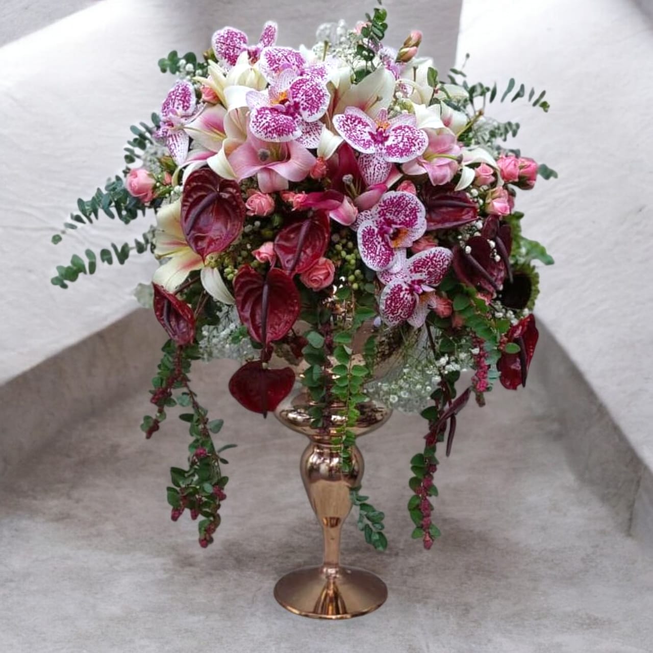 بلور رومیزی رزگلد با گل های آویز کد 6463 بلور رومیزی رزگلد با گل های آویز لوکس و مدرن