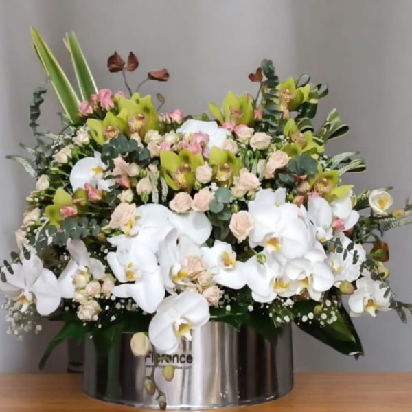 باکس گل مولتی تم سبز و سفید لوکس، ترکیبی از زیبایی طبیعی و طراحی هنری.