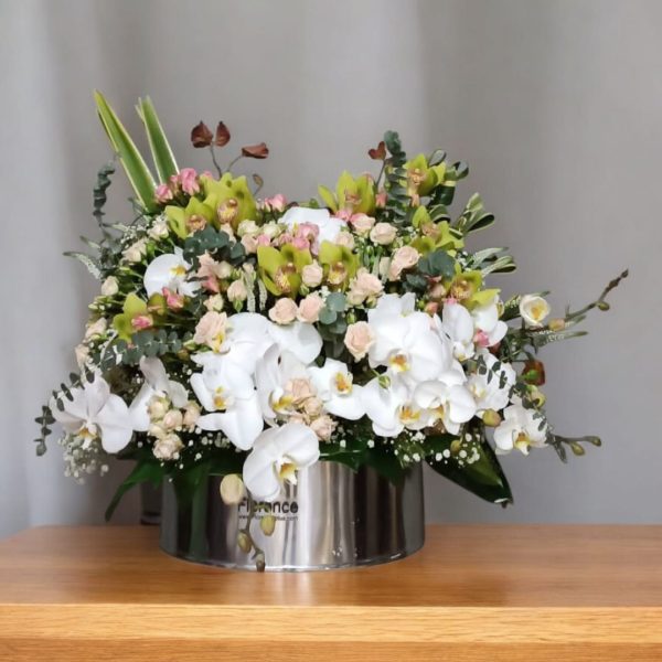 باکس گل مولتی تم سبز و سفید، انتخابی شیک برای هدیه‌های خاص و مراسم‌های رسمی.