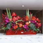 باکس یلدایی زرشکی فلورانس - مجموعه لوکس هدیه شب چله با گل‌های قرمز، انار و تزیینات طلایی