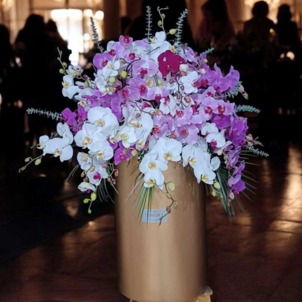 گلدان ارکیده فلونوپسیس برای تبریک با طراحی خاص